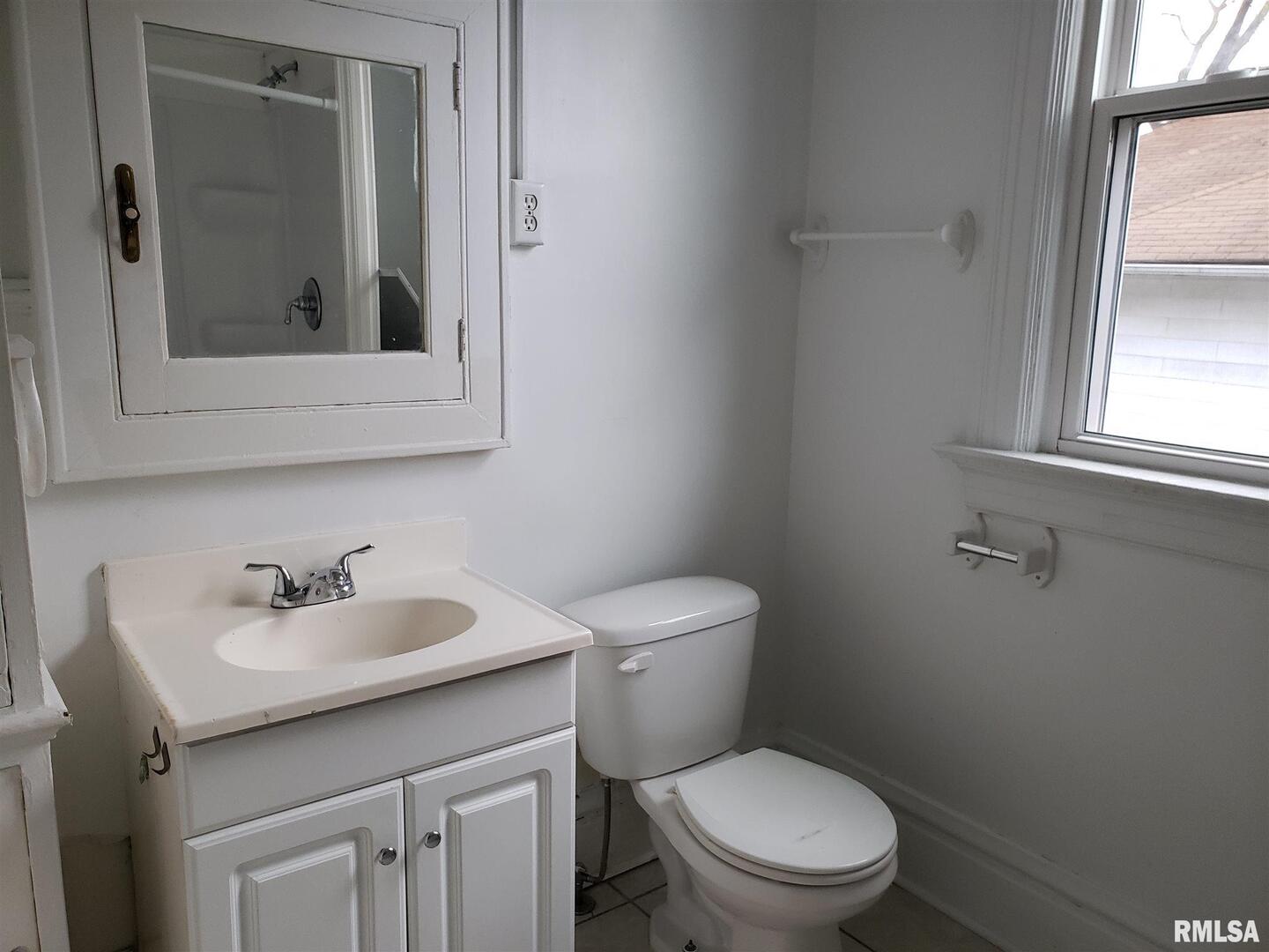 910 E LOCUST Street Unit: 4