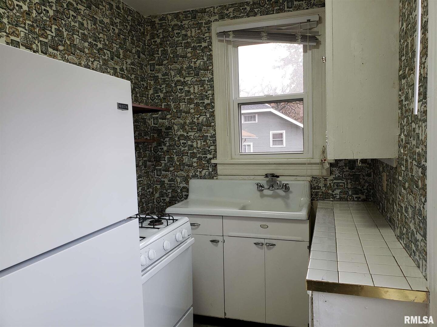 910 E LOCUST Street Unit: 4