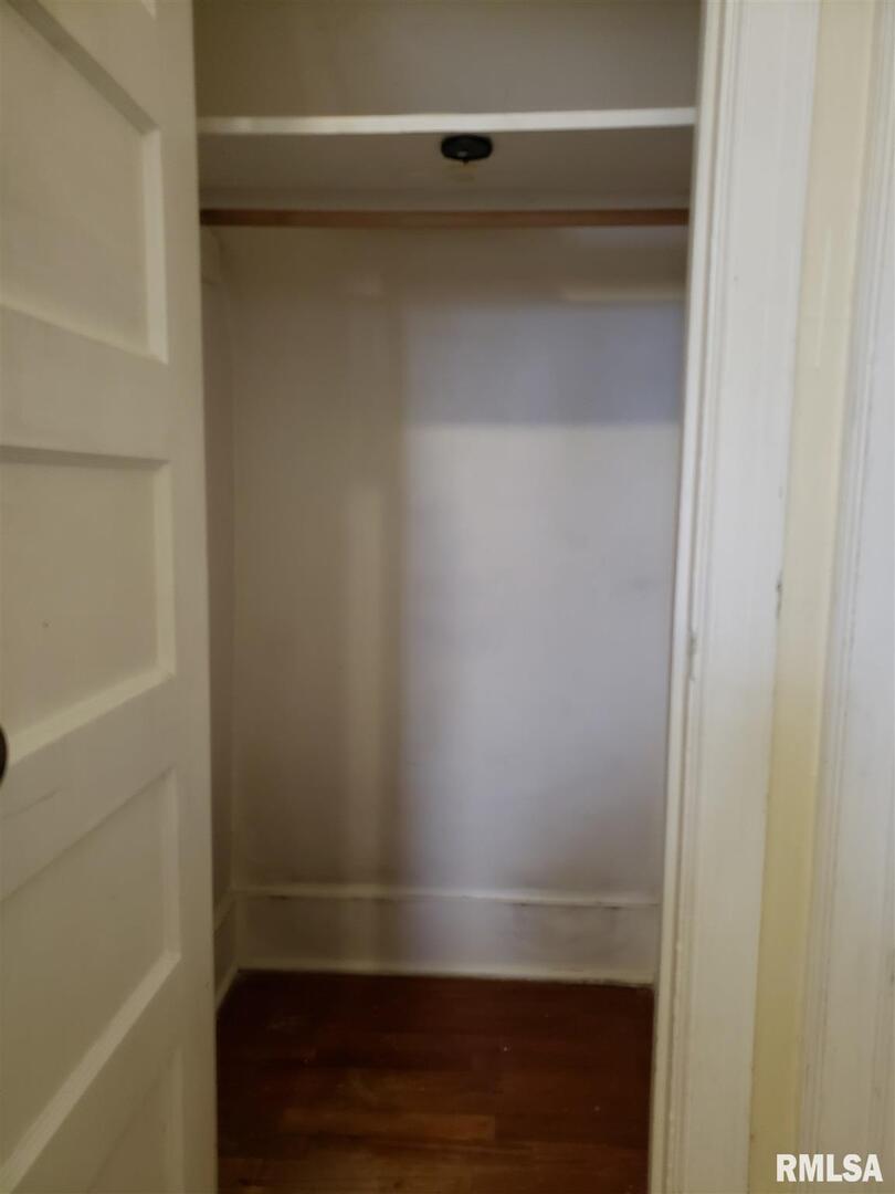 910 E LOCUST Street Unit: 4
