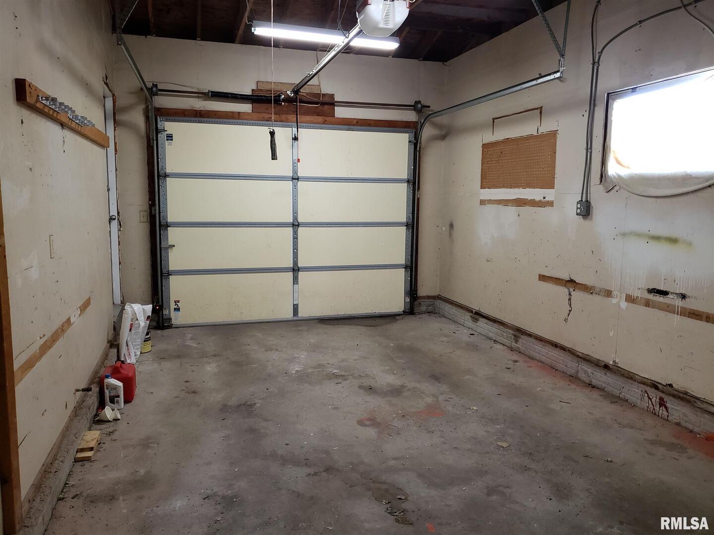 1115 MEADOW LANE Drive
