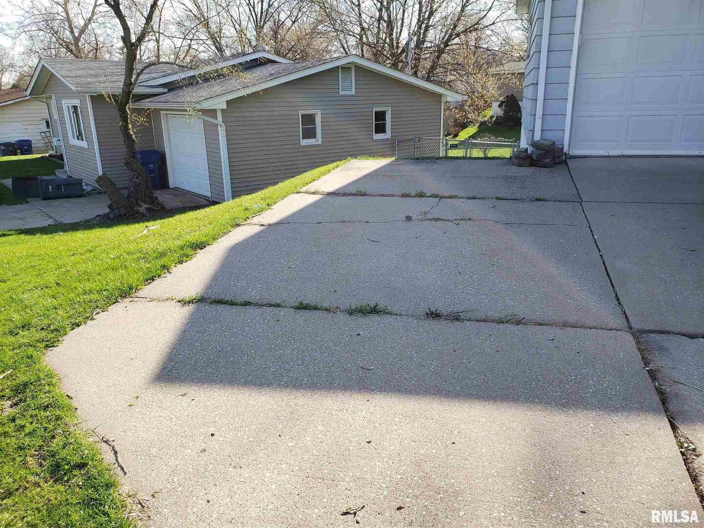 1115 MEADOW LANE Drive