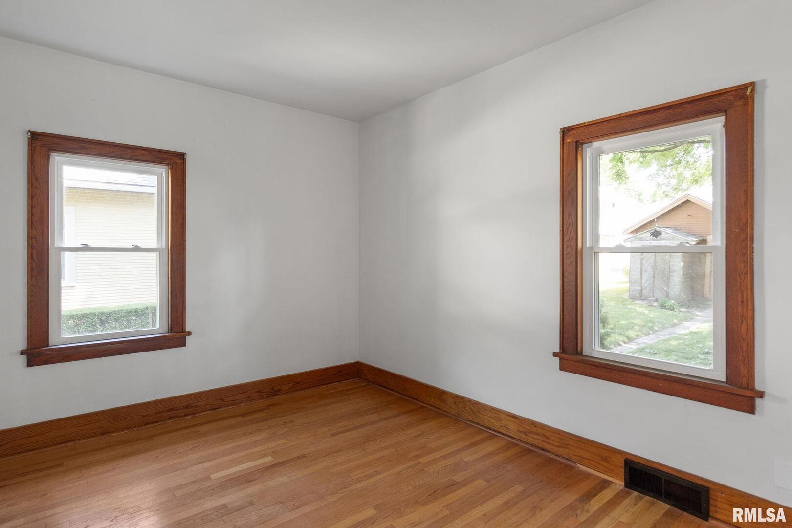 1127 W 16TH Street