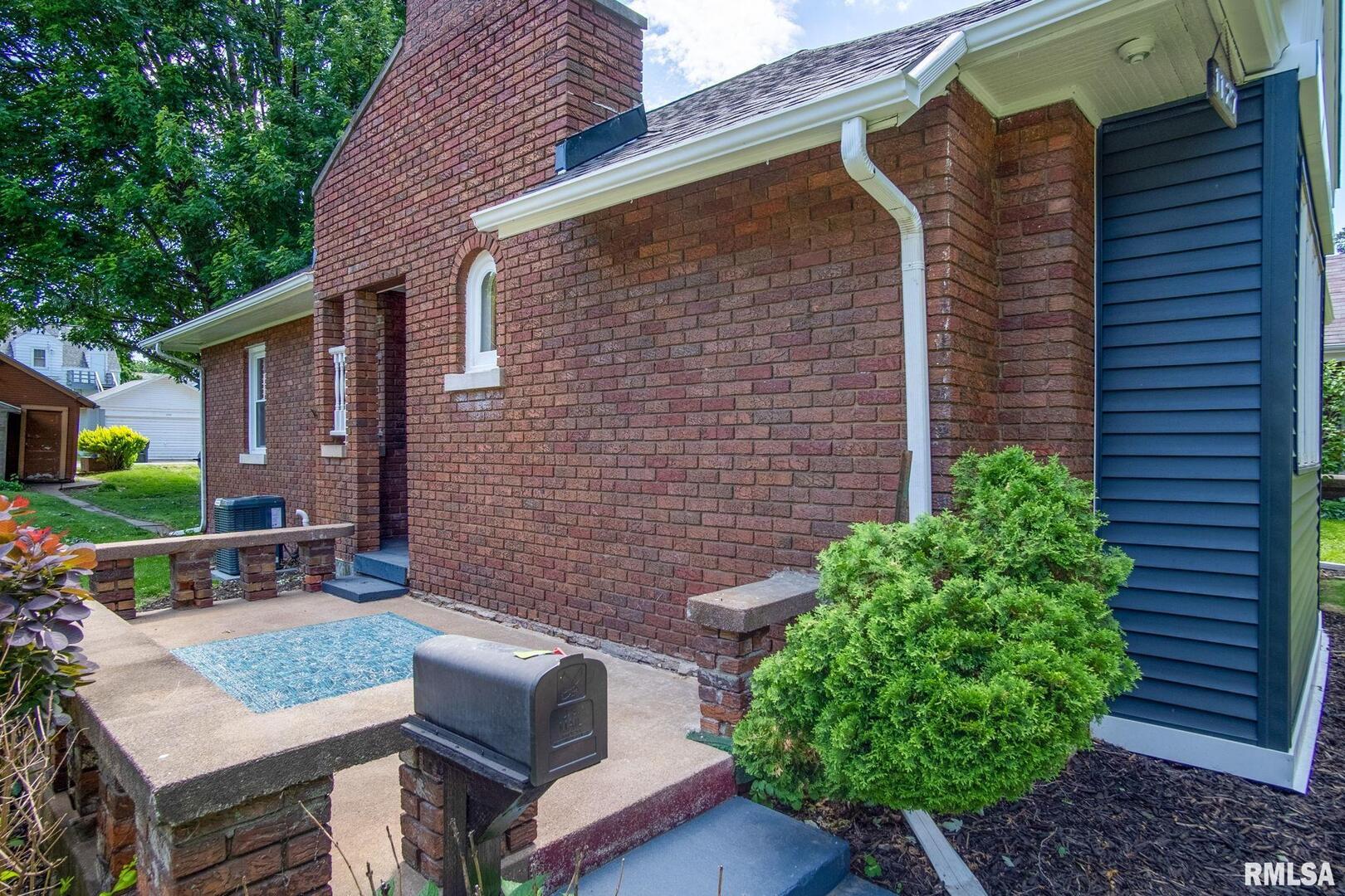 1127 W 16TH Street