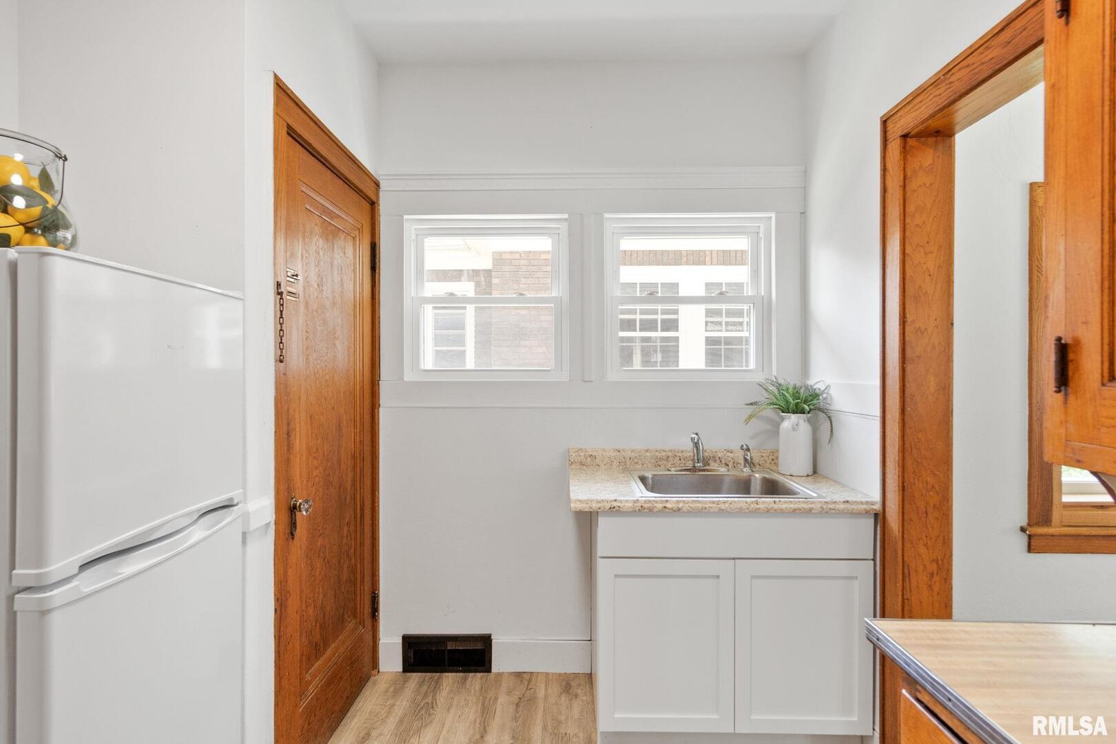 1127 W 16TH Street