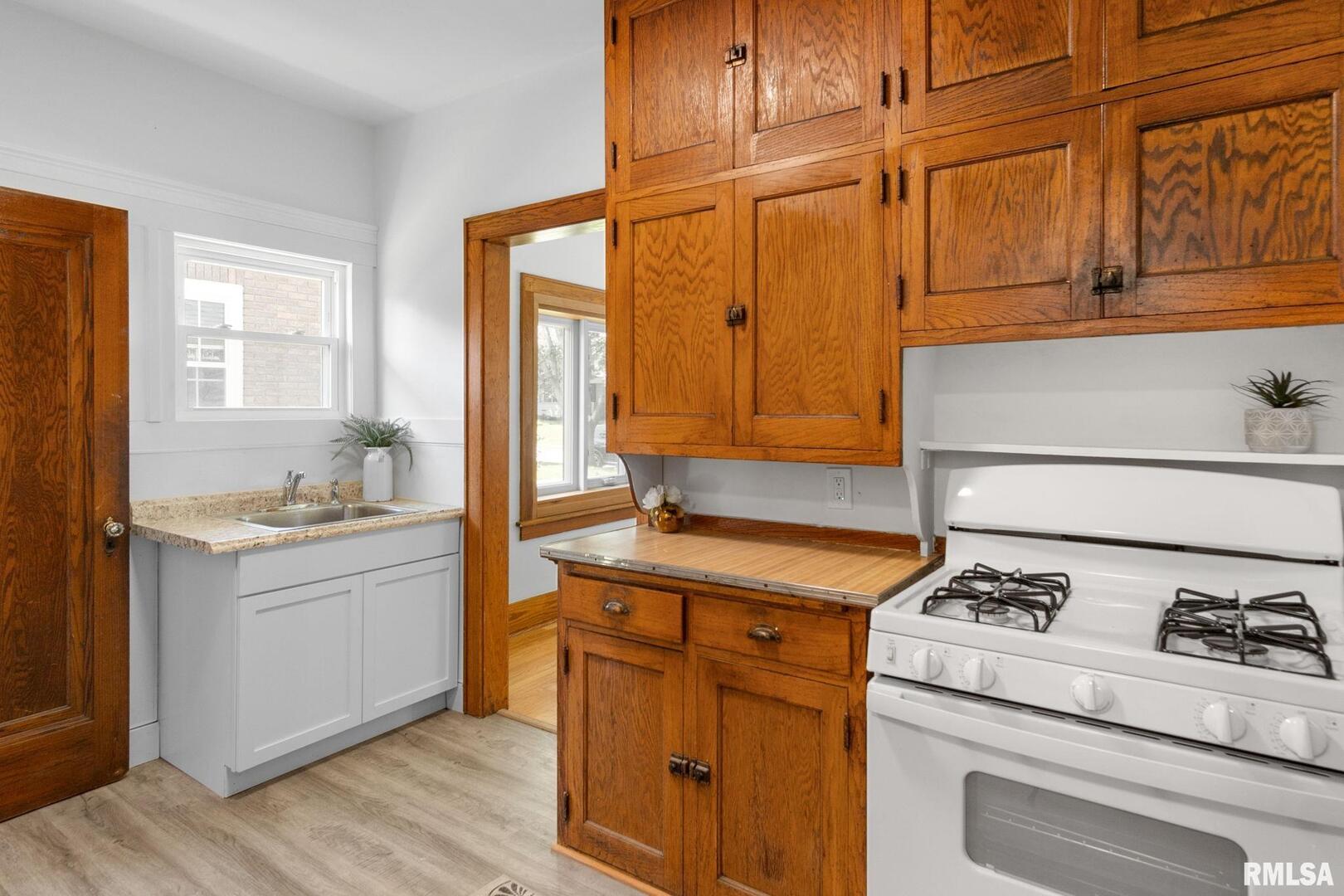 1127 W 16TH Street