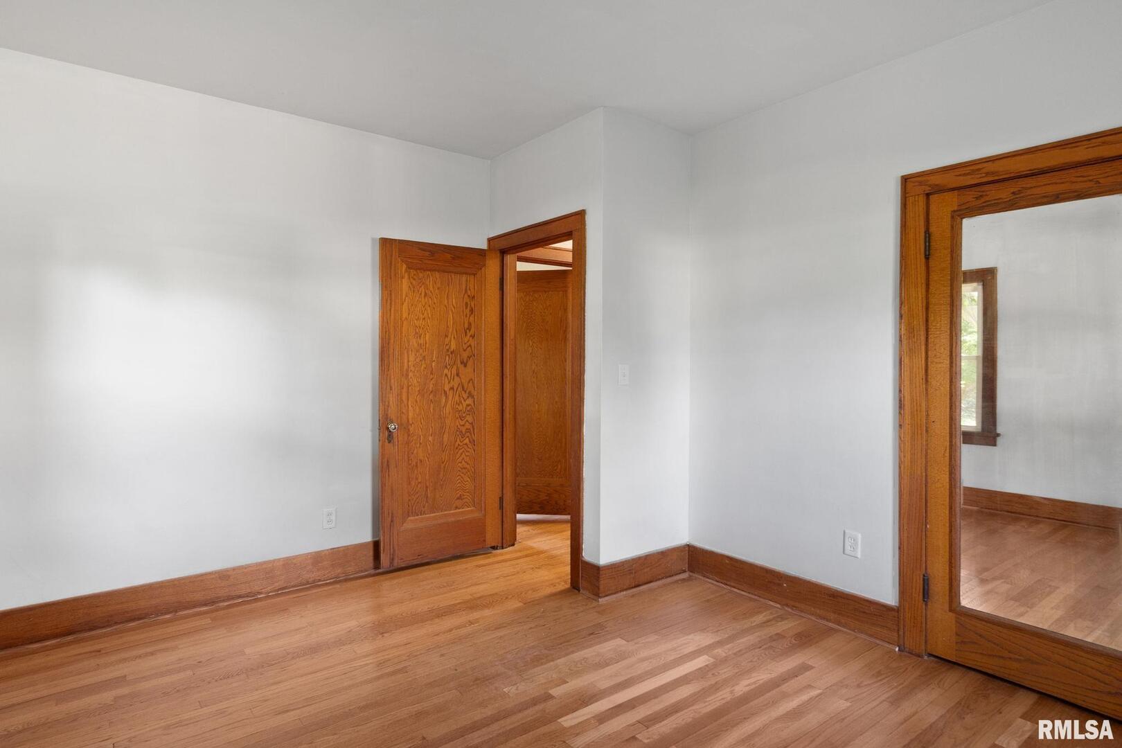 1127 W 16TH Street