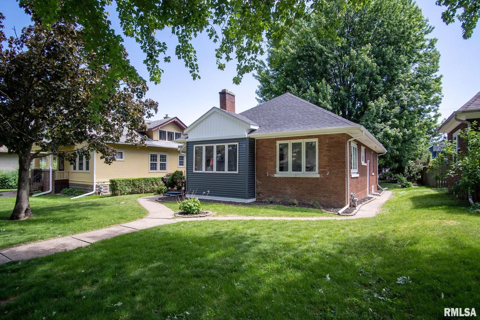 1127 W 16TH Street
