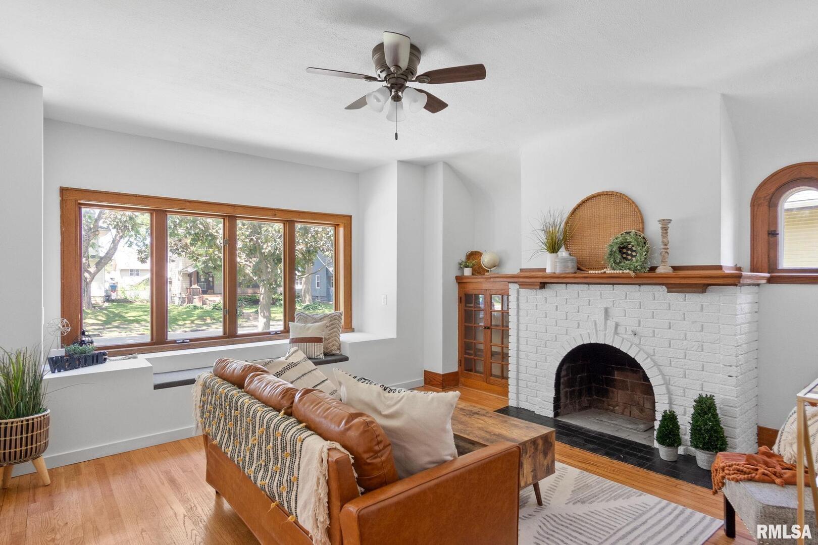1127 W 16TH Street