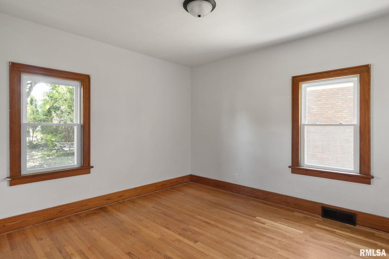 1127 W 16TH Street