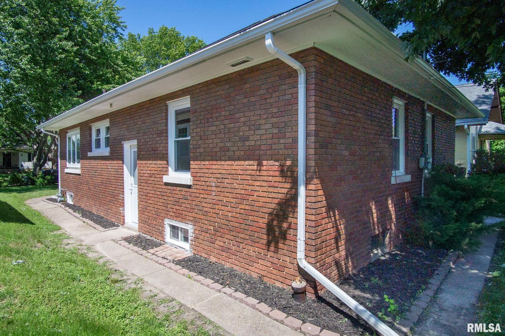 1127 W 16TH Street