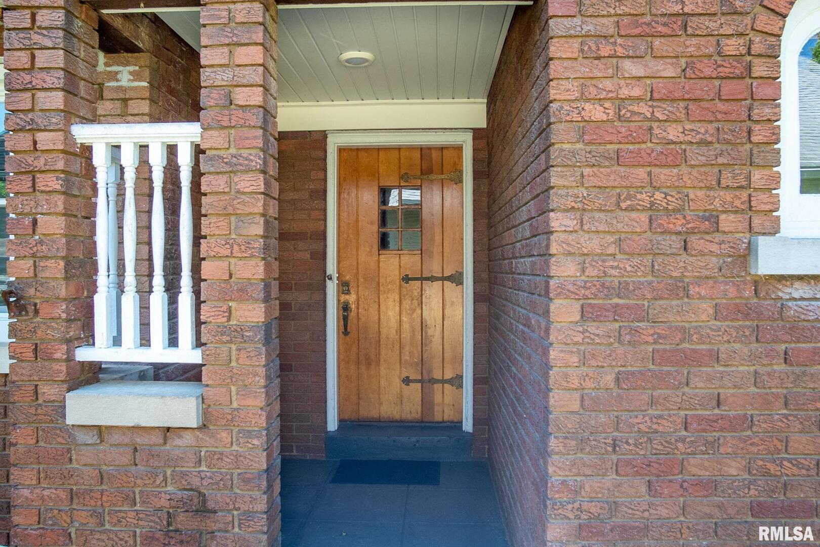 1127 W 16TH Street