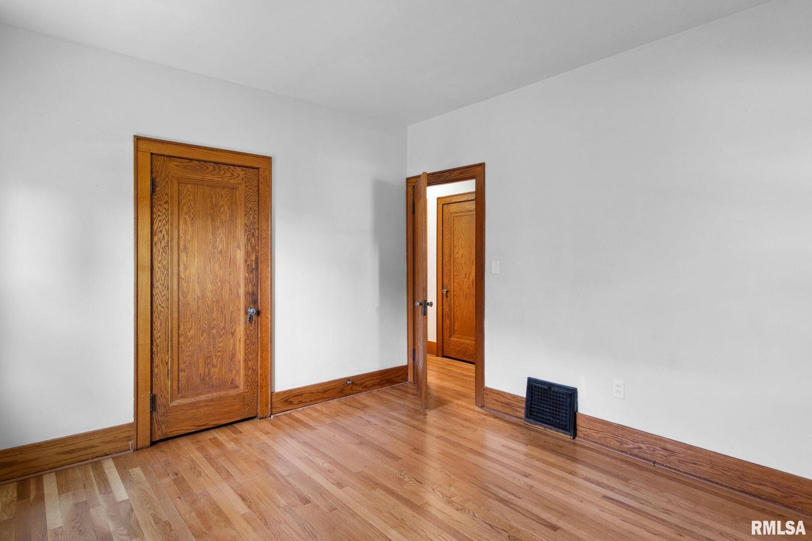 1127 W 16TH Street