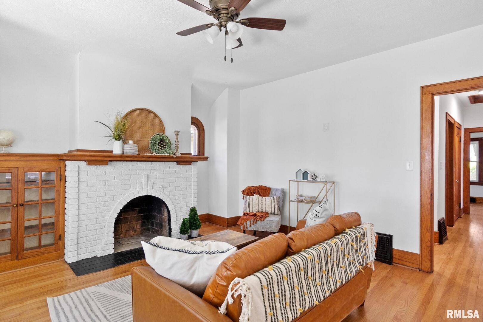 1127 W 16TH Street