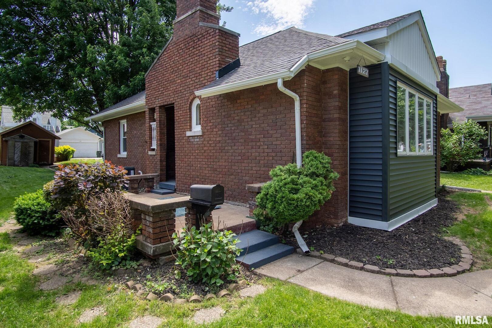 1127 W 16TH Street