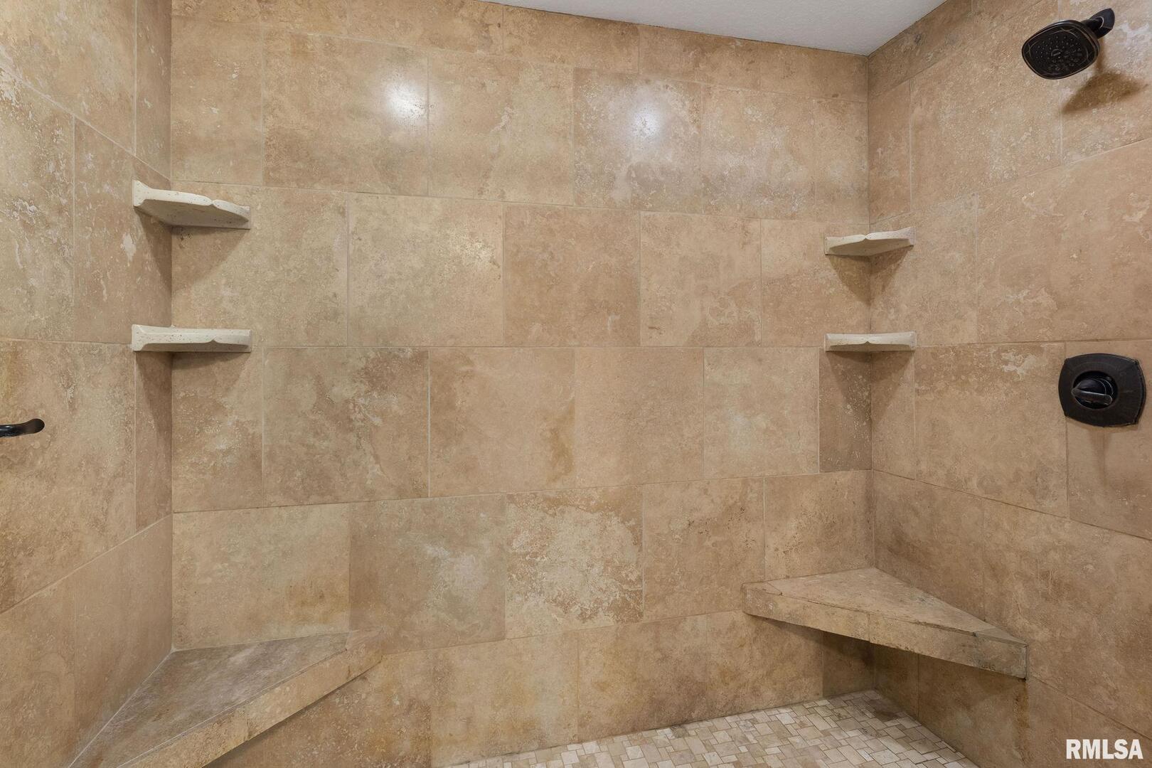 6165 LAKELAND Court