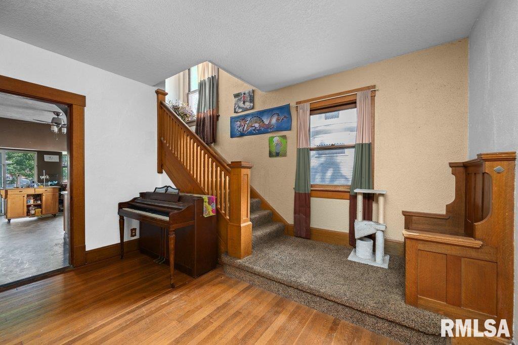 212 E DENISON Avenue