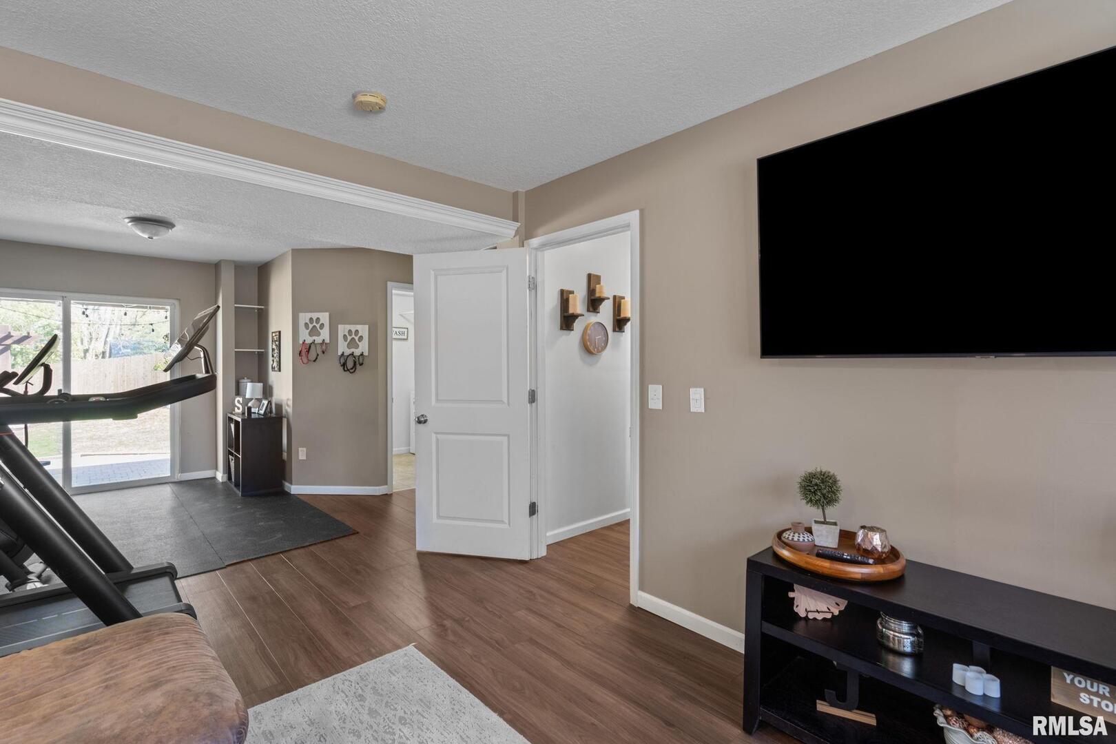 14 W VILLAGE Circle