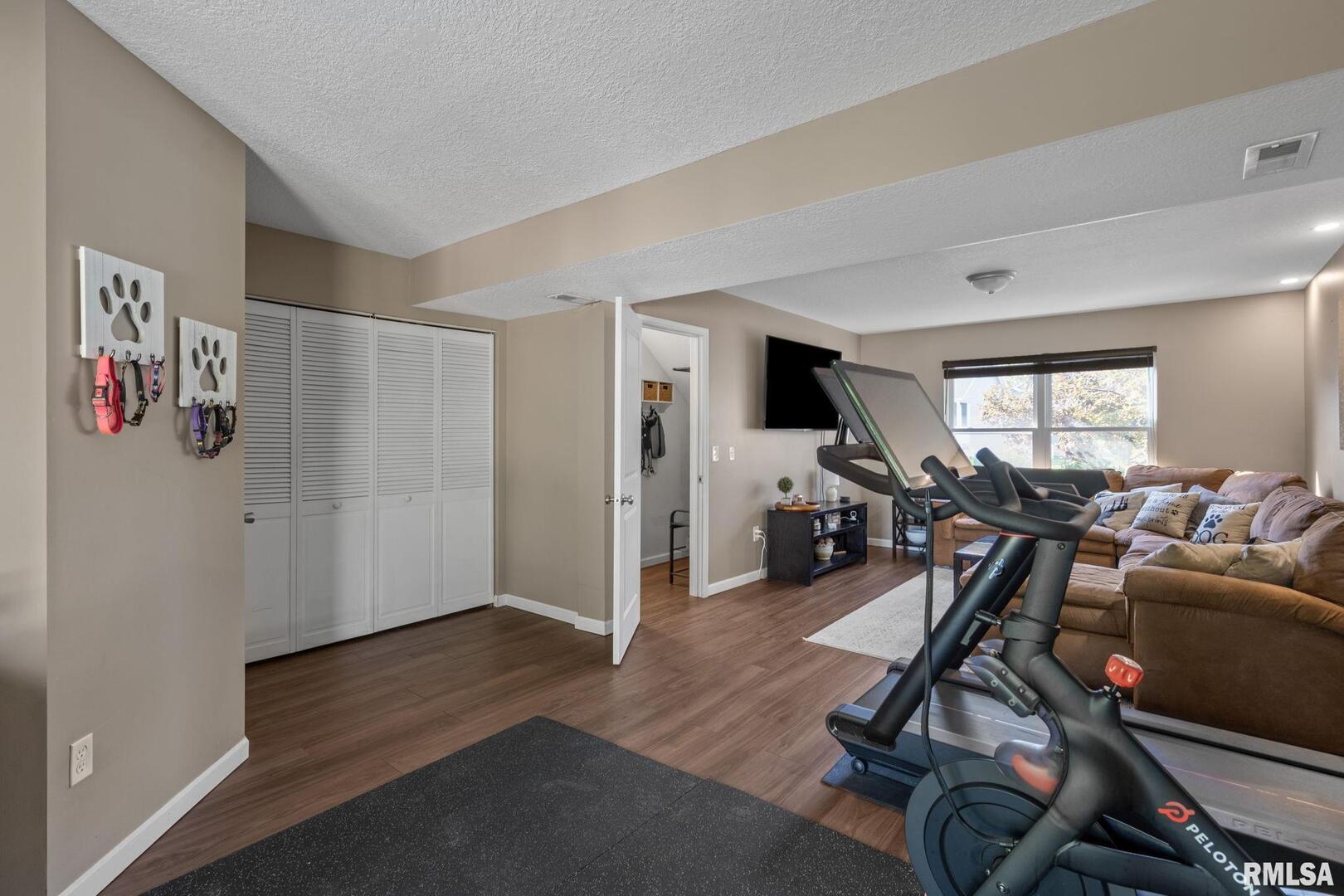 14 W VILLAGE Circle