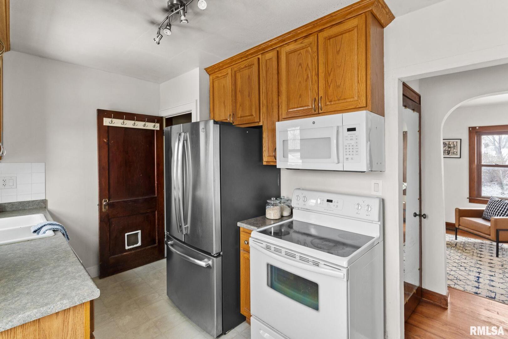 2120 W HIGH Street