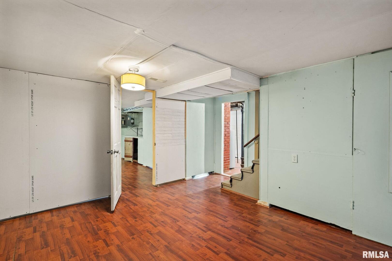 2120 W HIGH Street
