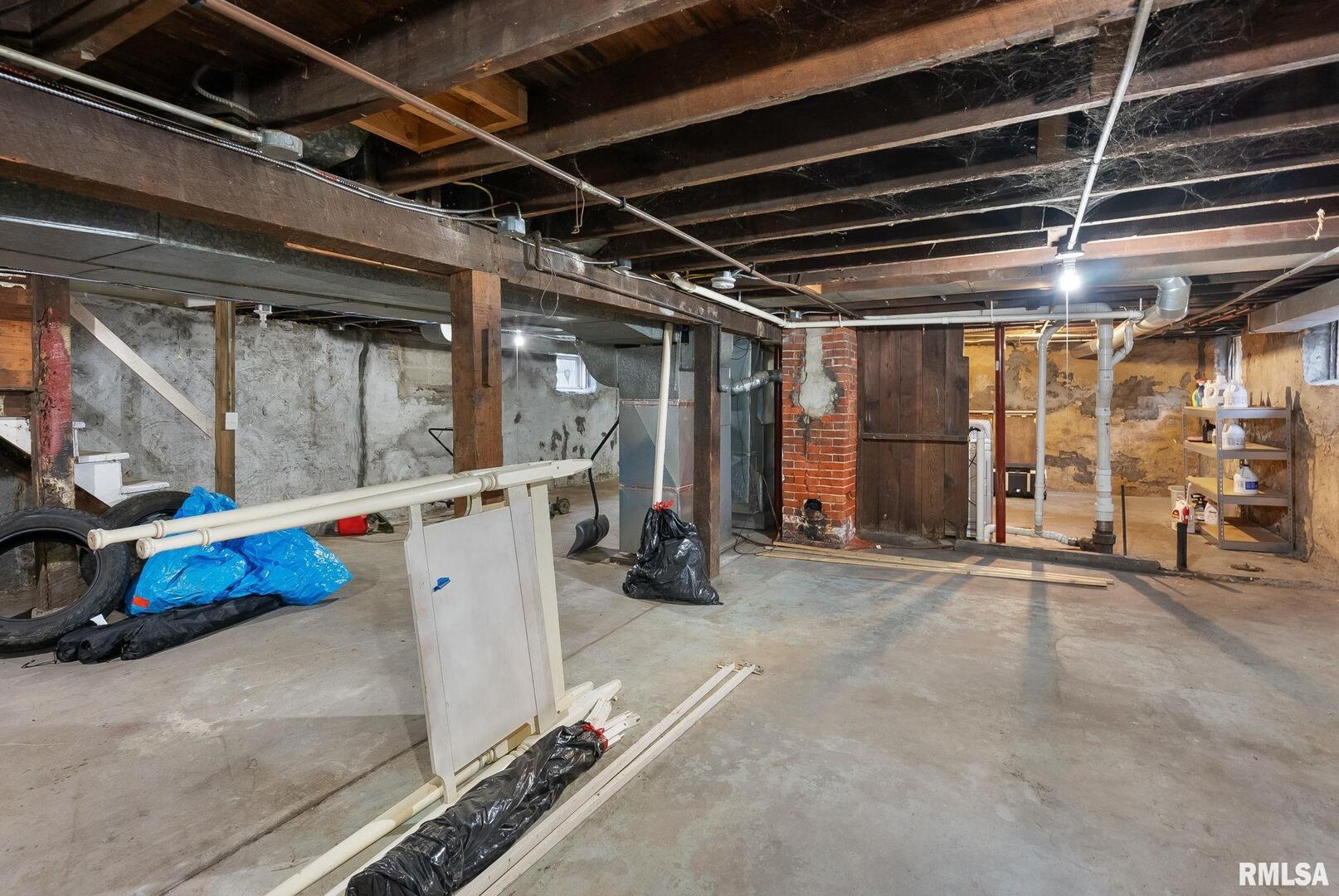 211 E LOCUST Street