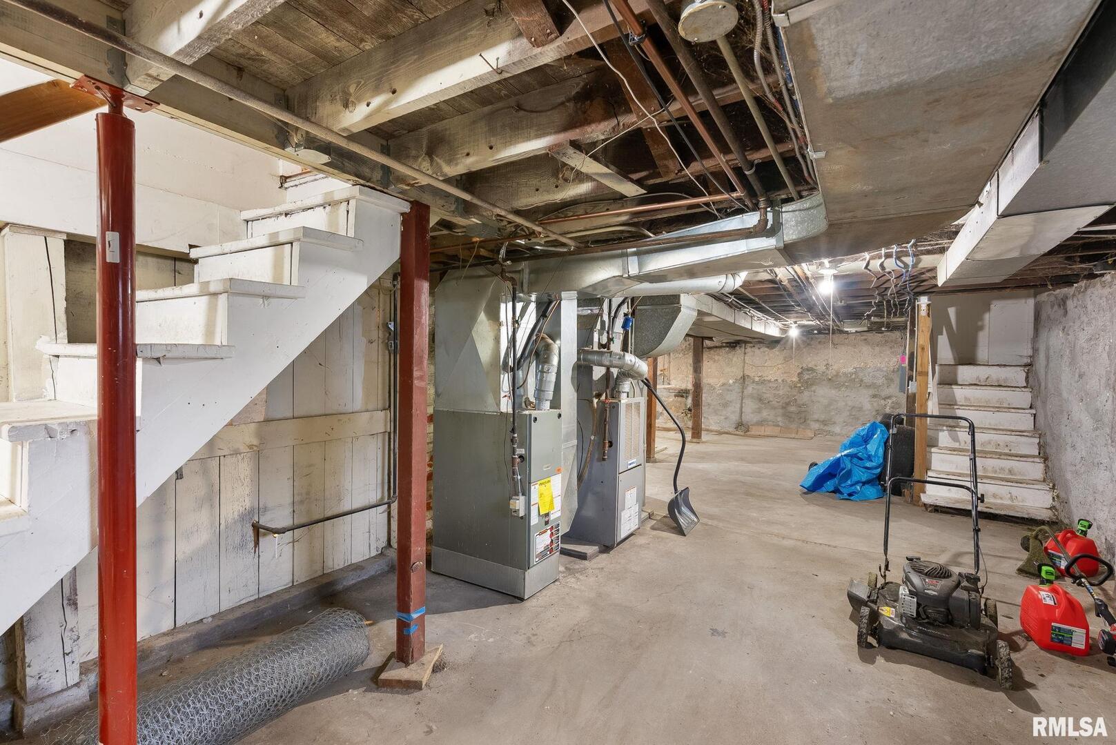 211 E LOCUST Street