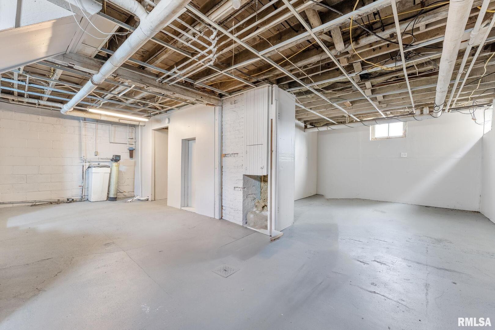 404 W 6TH Street