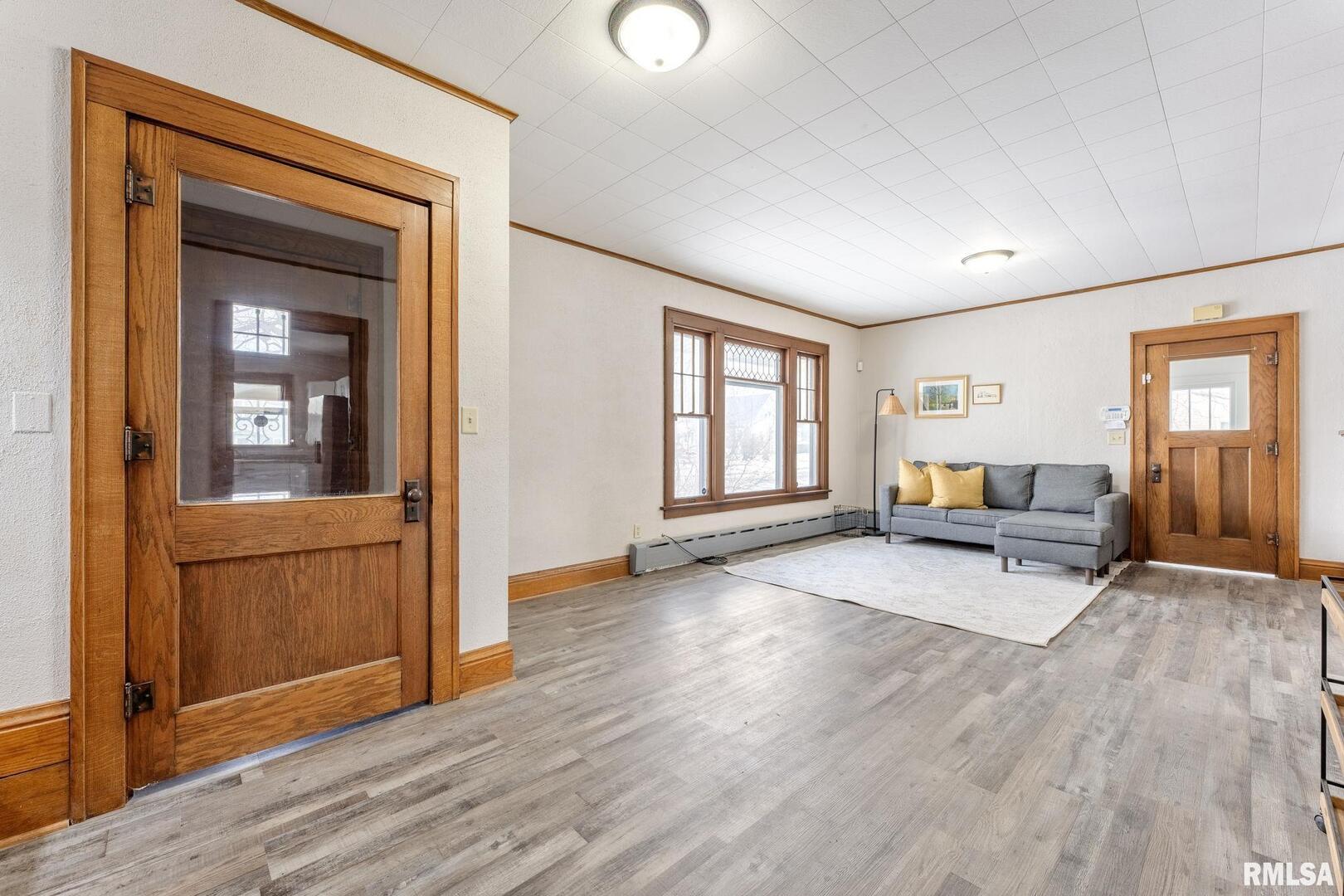 404 W 6TH Street