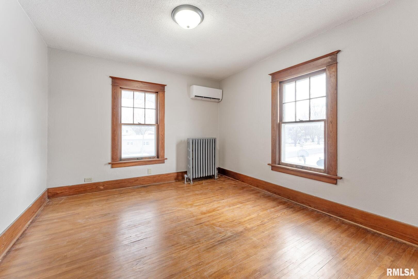 404 W 6TH Street