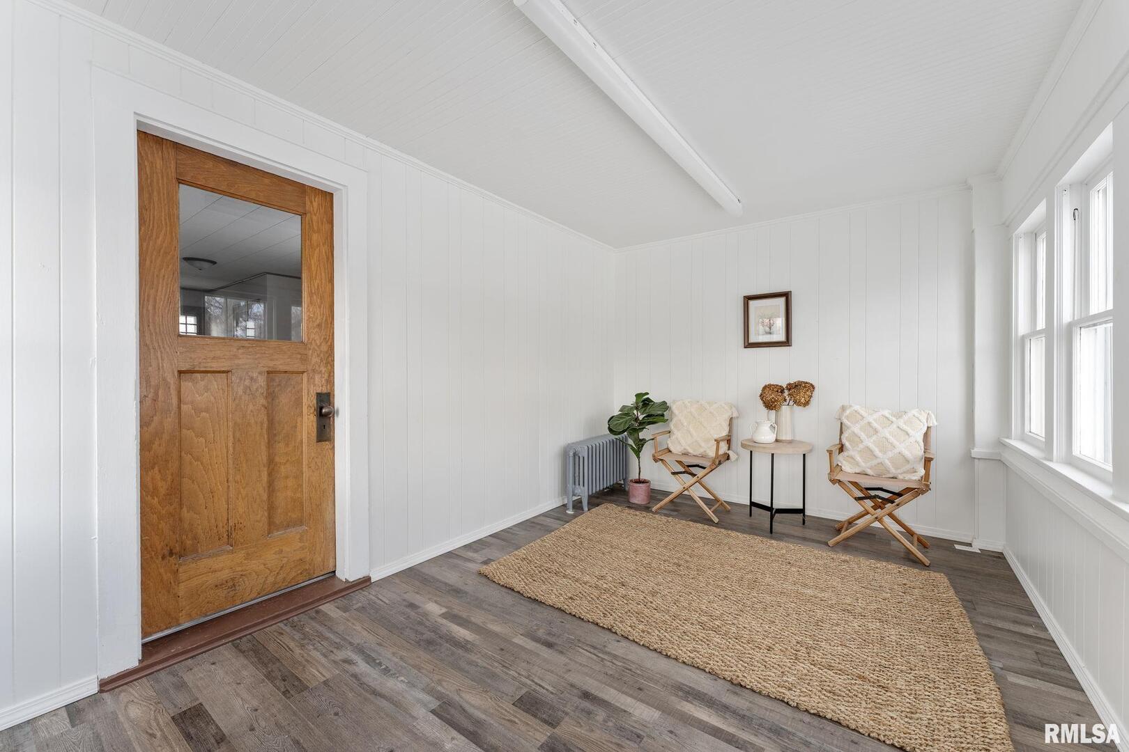 404 W 6TH Street