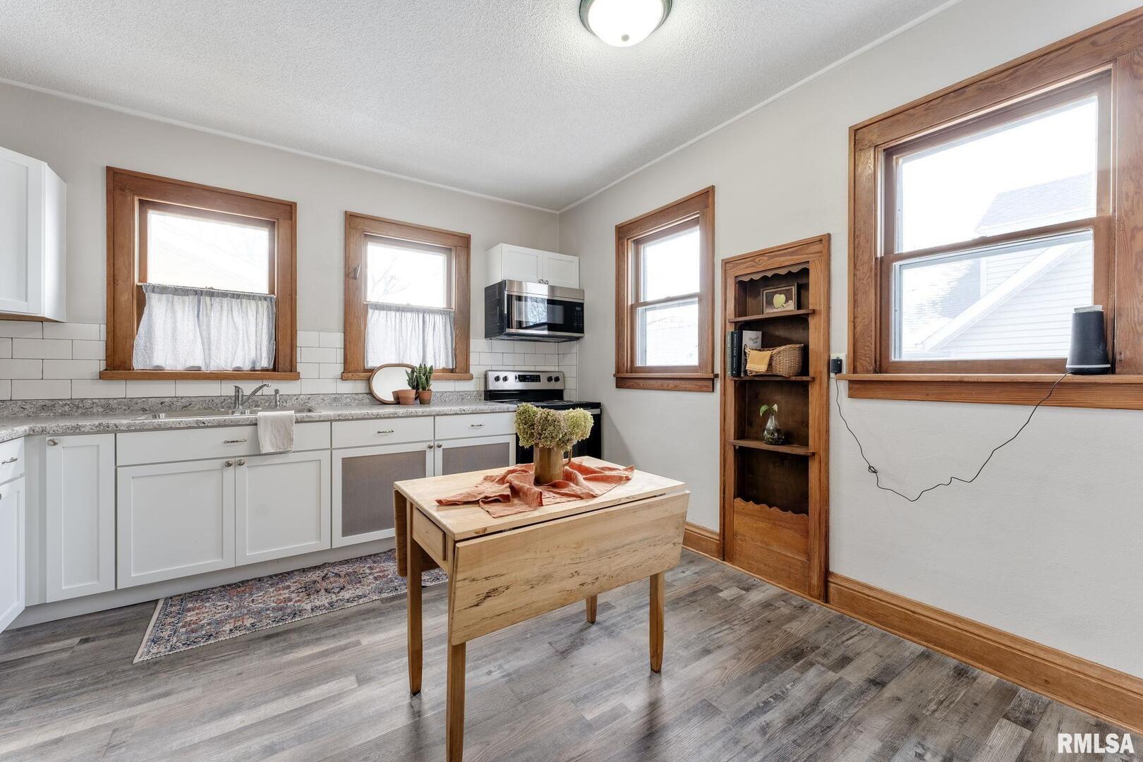 404 W 6TH Street