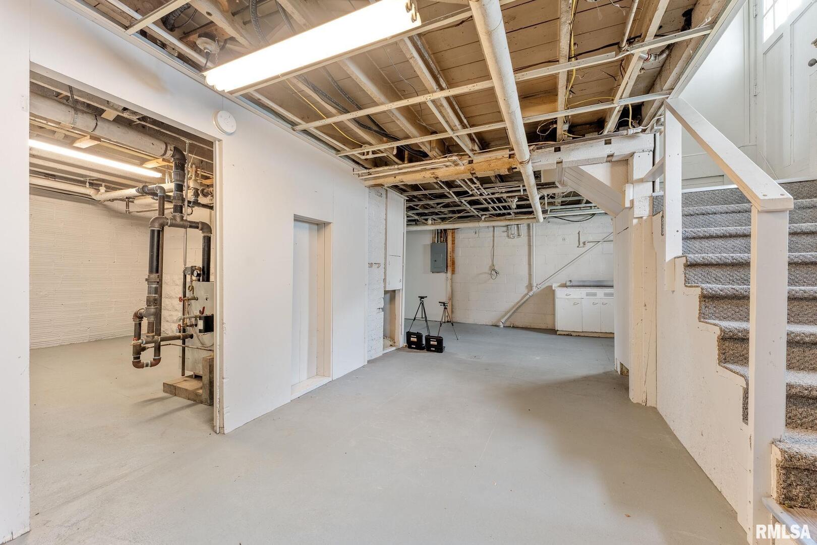 404 W 6TH Street