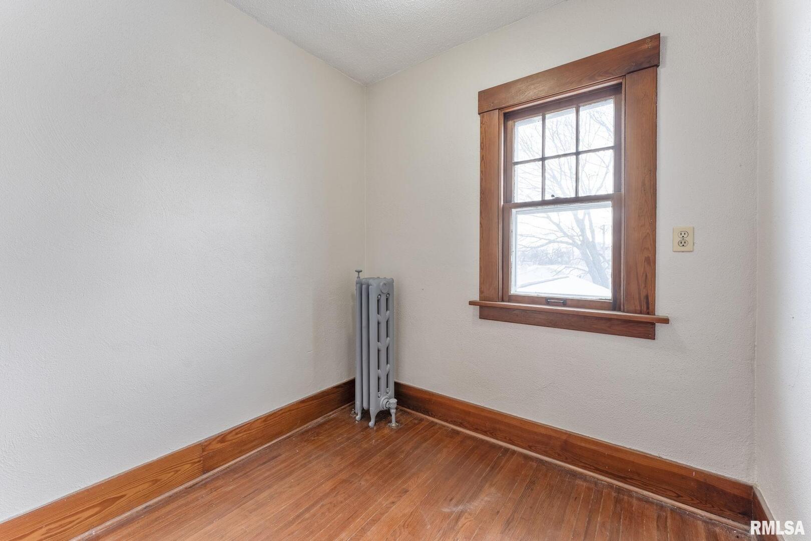 404 W 6TH Street