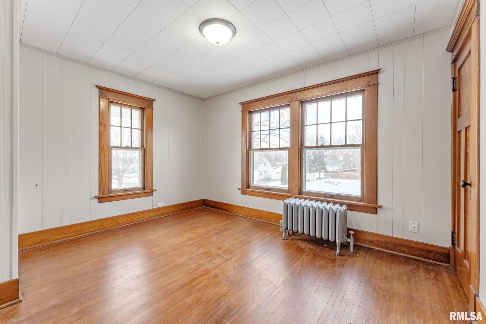 404 W 6TH Street