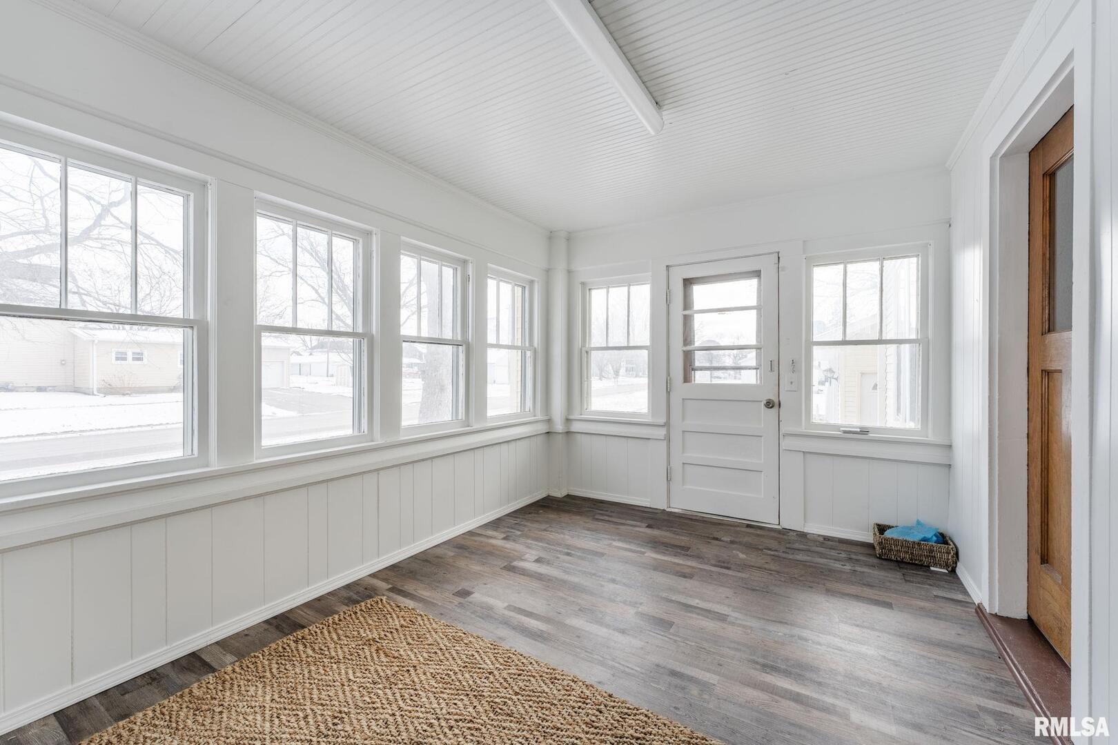 404 W 6TH Street