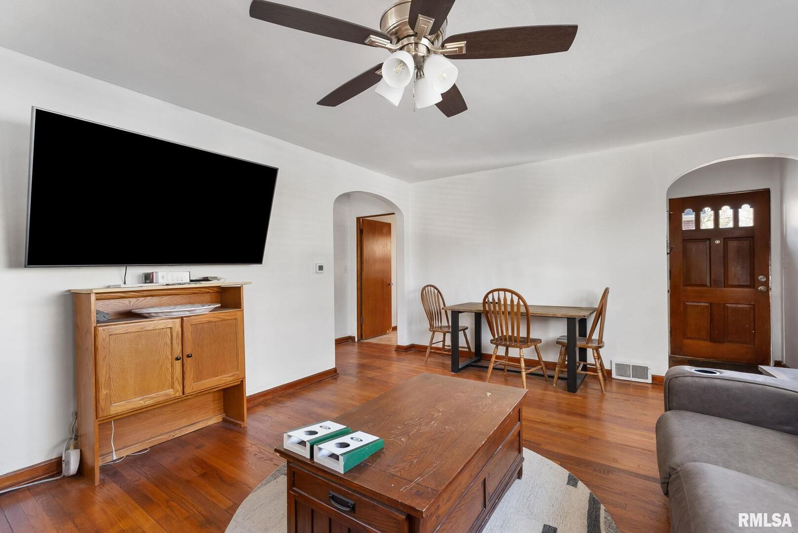 2414 GLEN Place