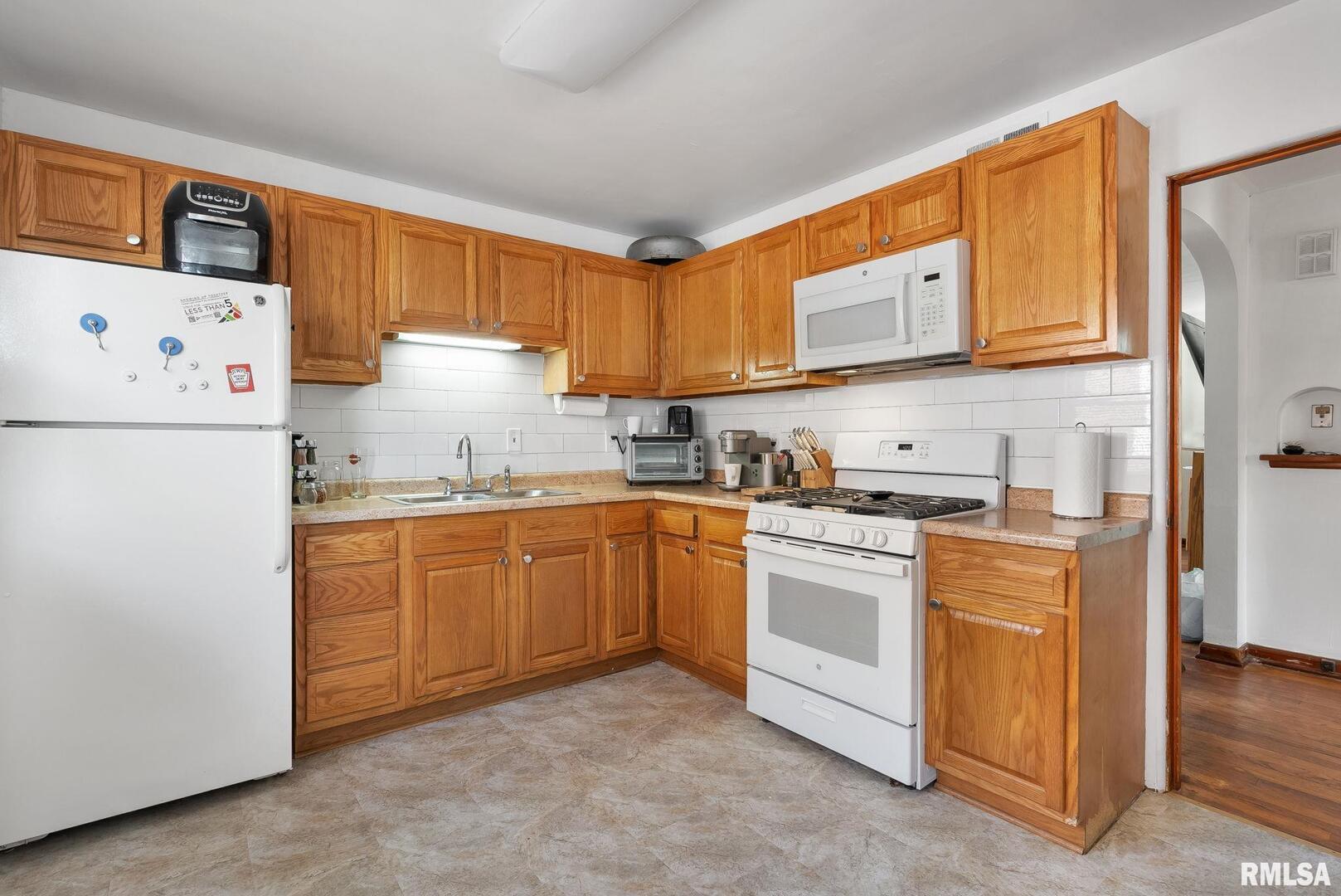 2414 GLEN Place