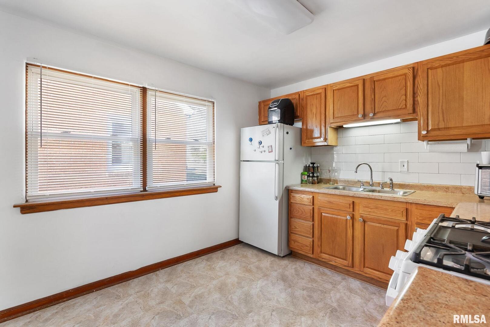 2414 GLEN Place