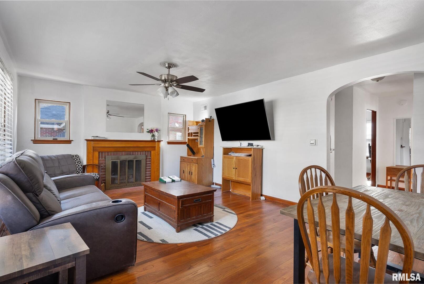 2414 GLEN Place