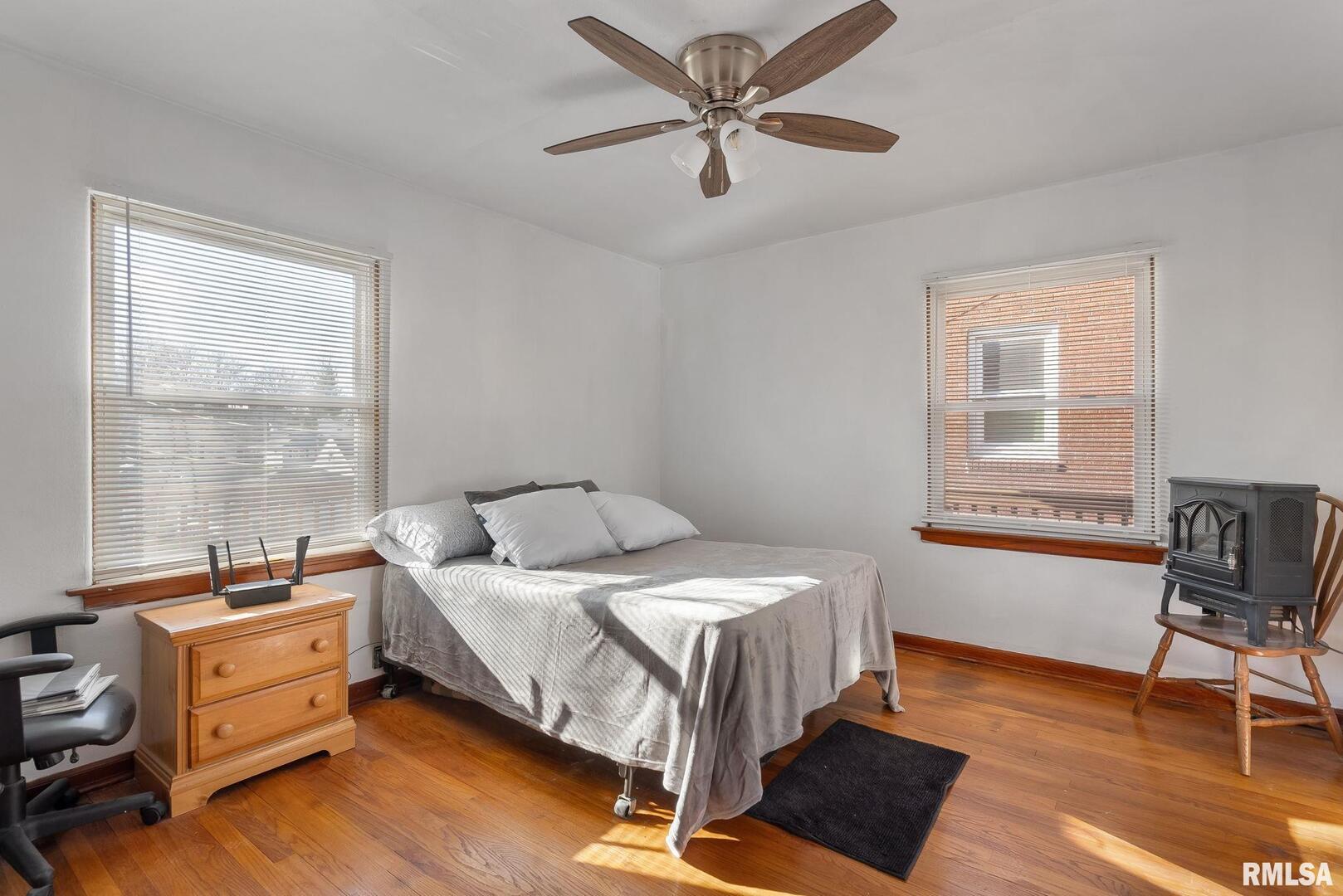 2414 GLEN Place
