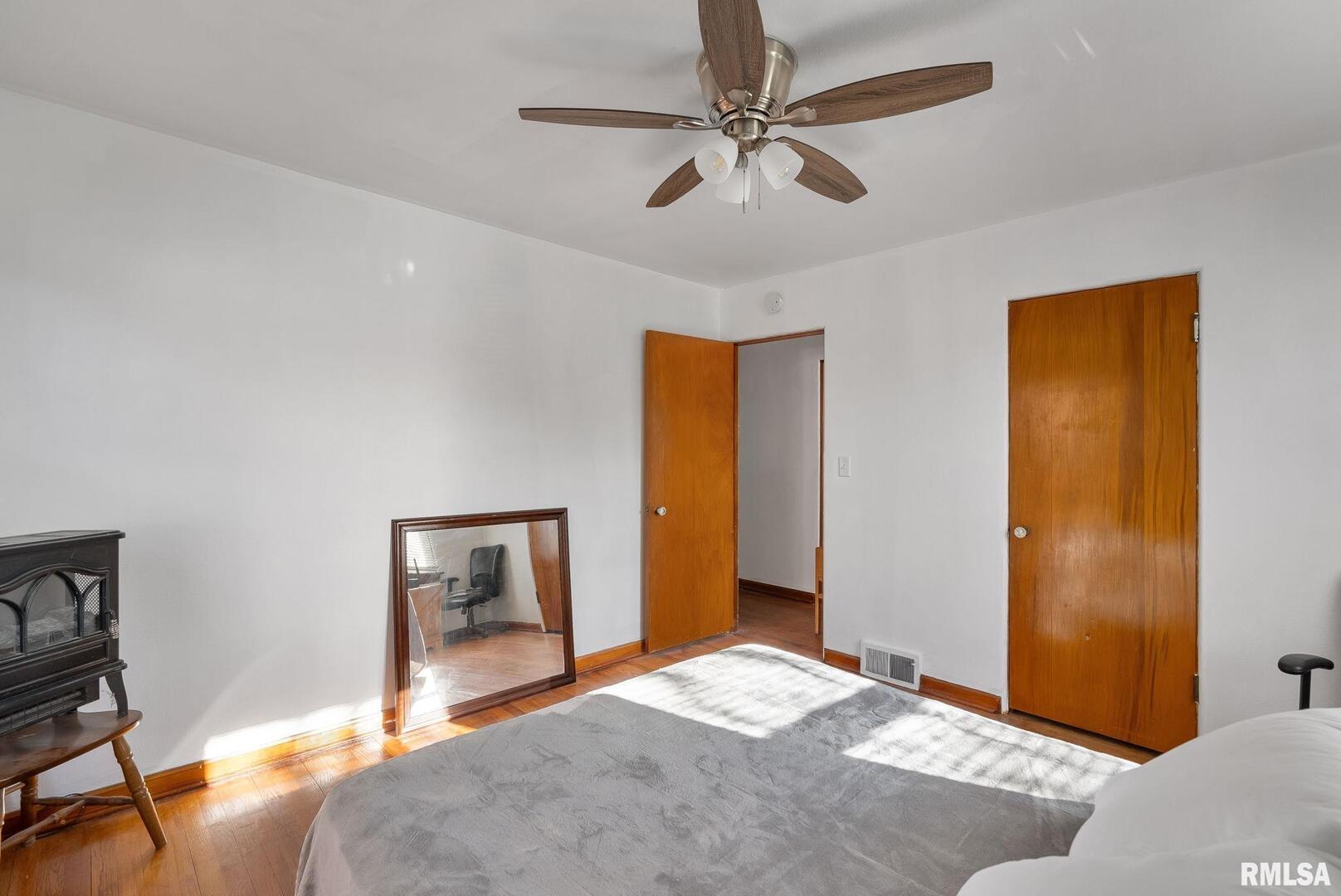 2414 GLEN Place