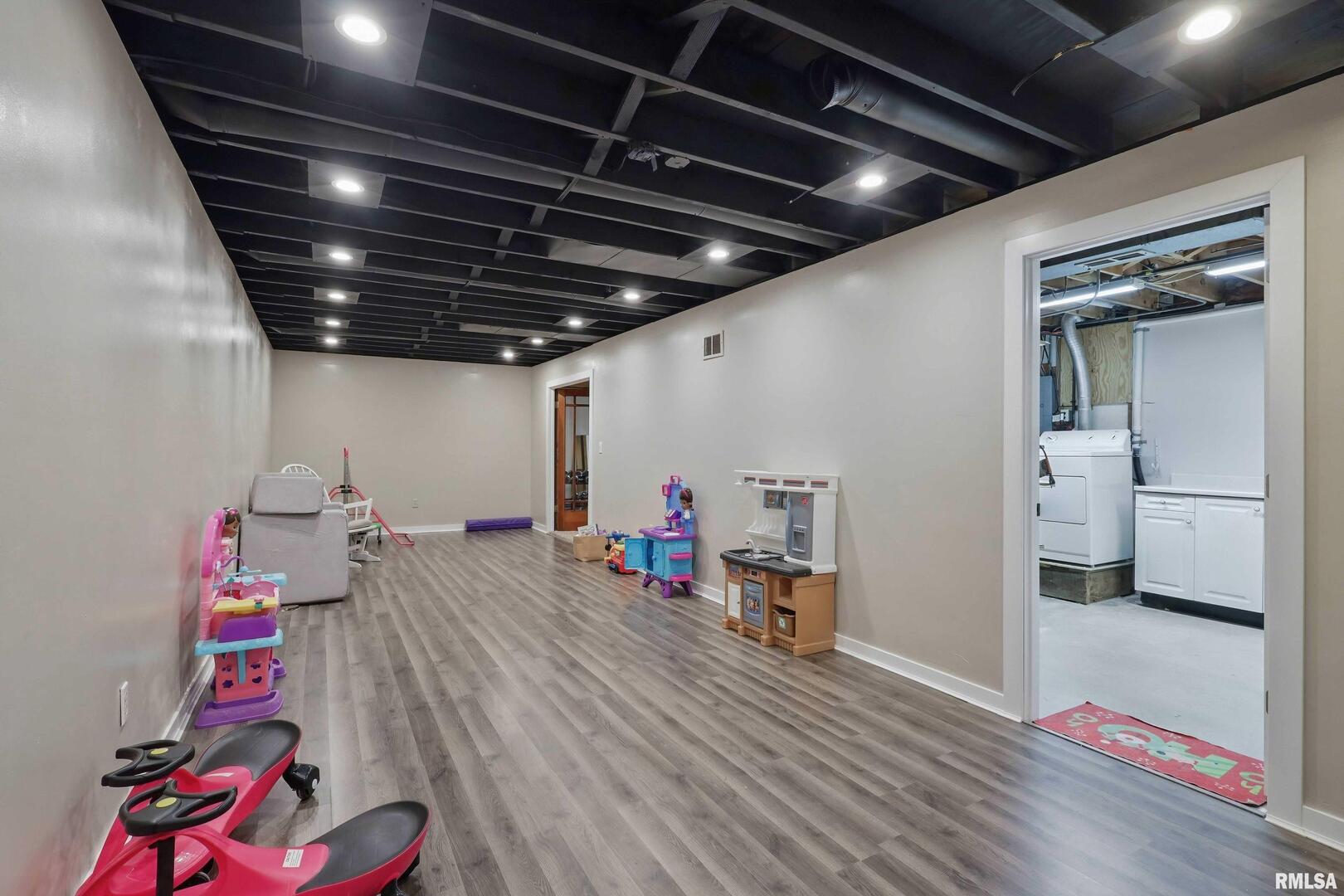 2530 VALLEY Drive