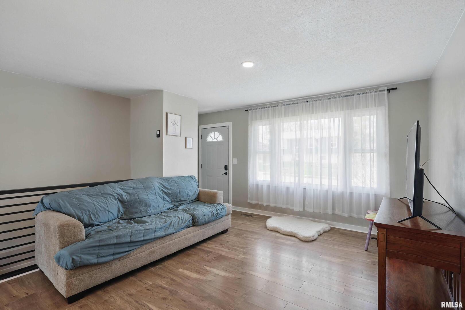 2530 VALLEY Drive