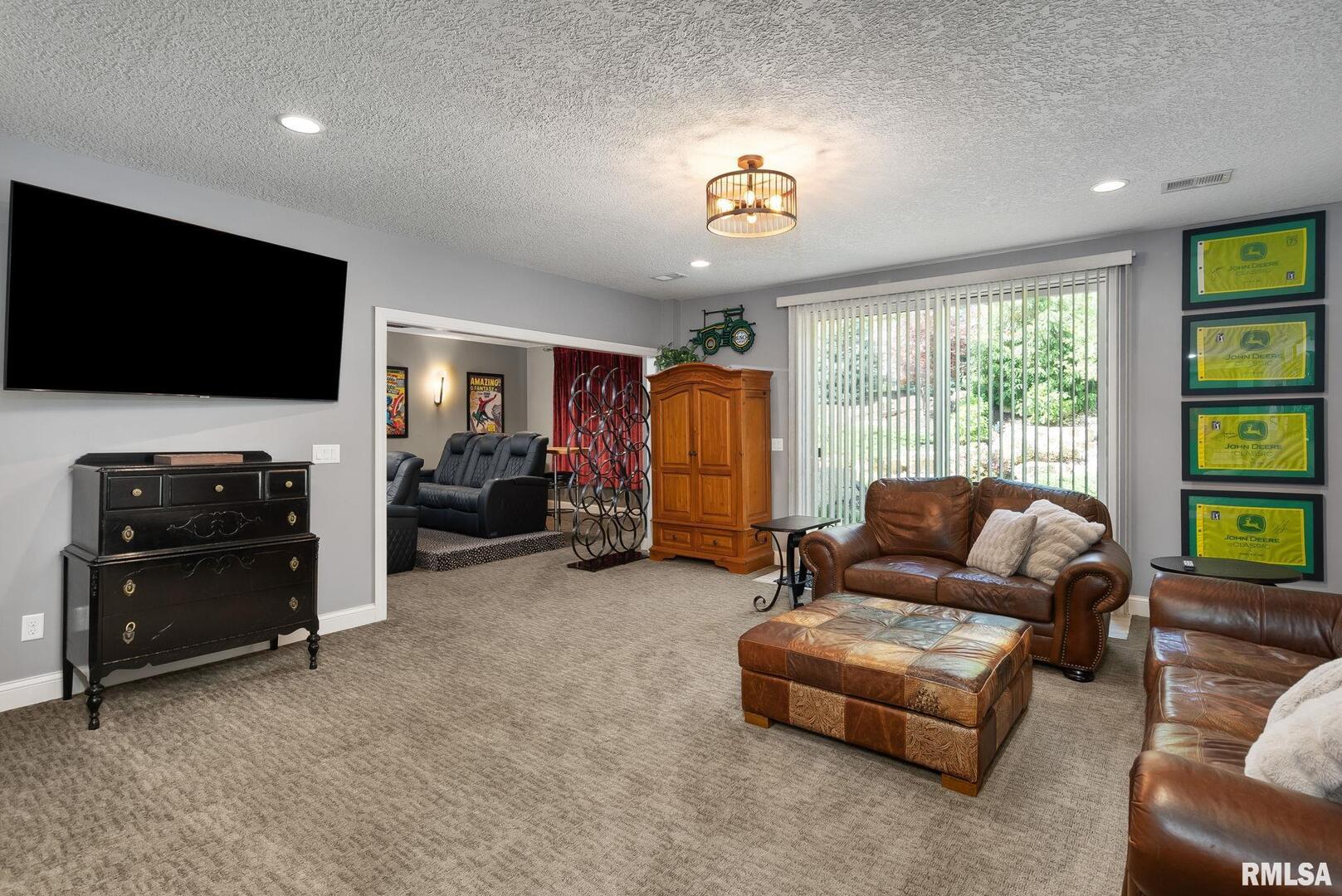 5212 N RICHMOND Circle