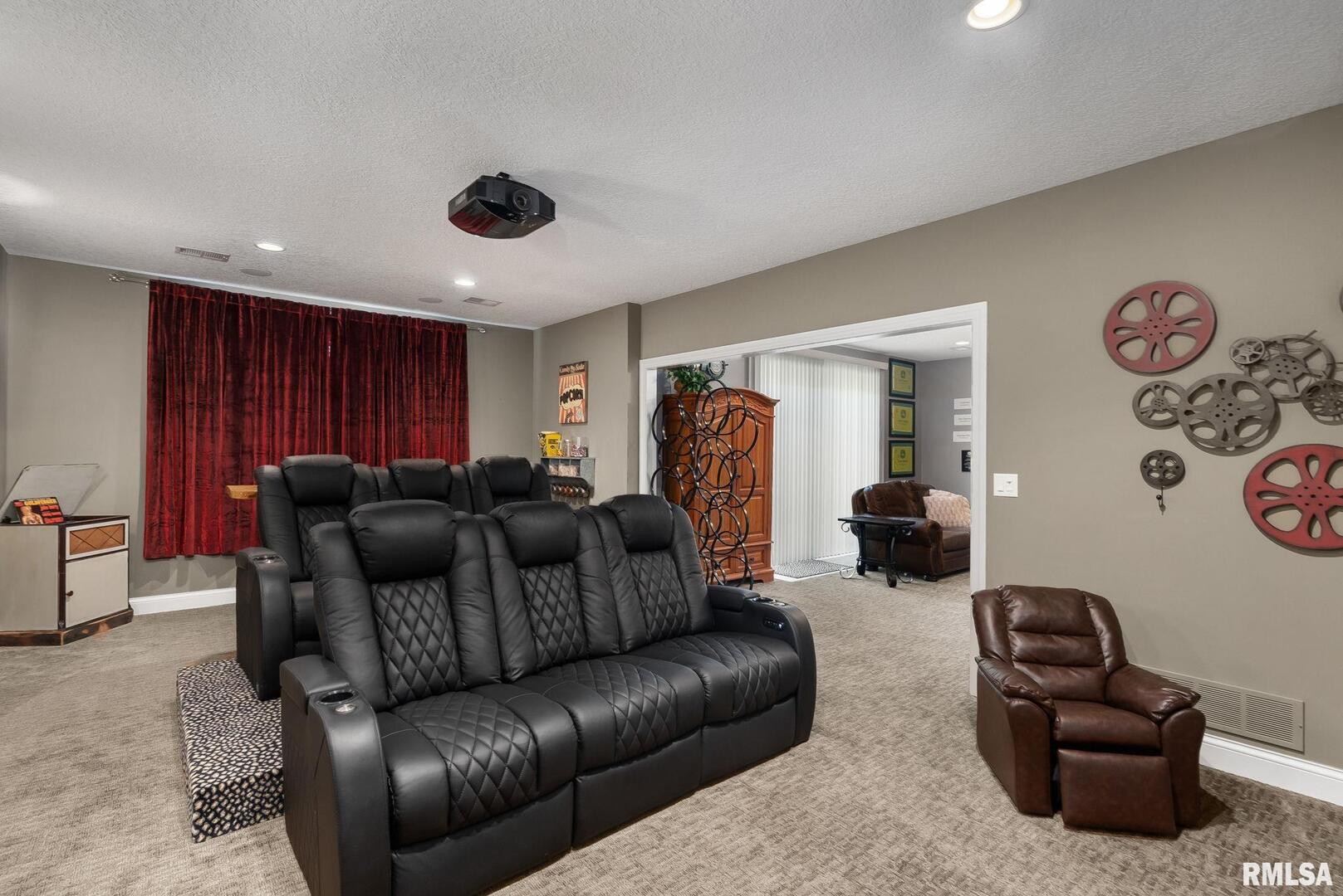 5212 N RICHMOND Circle