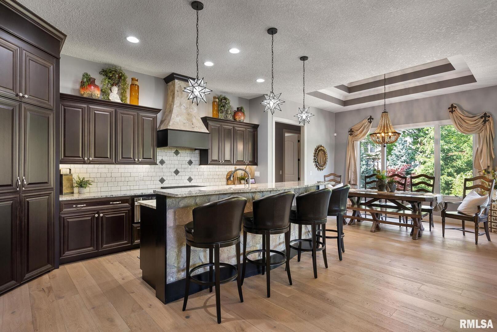 5212 N RICHMOND Circle