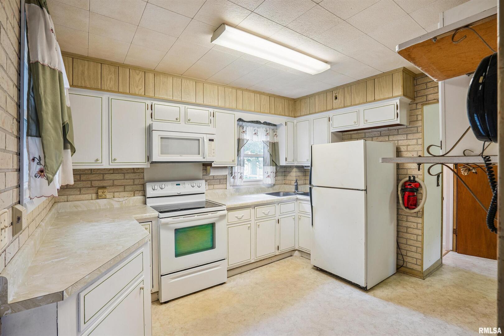 402 E PLEASANT Street