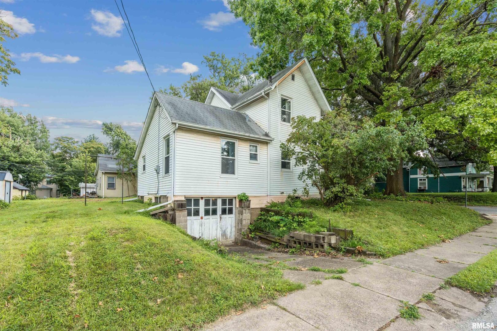 402 E PLEASANT Street