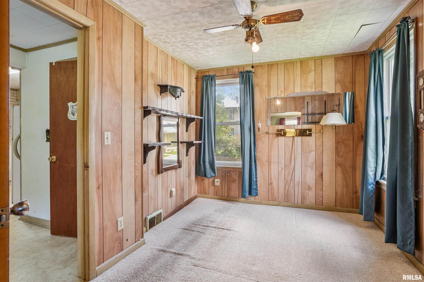 402 E PLEASANT Street