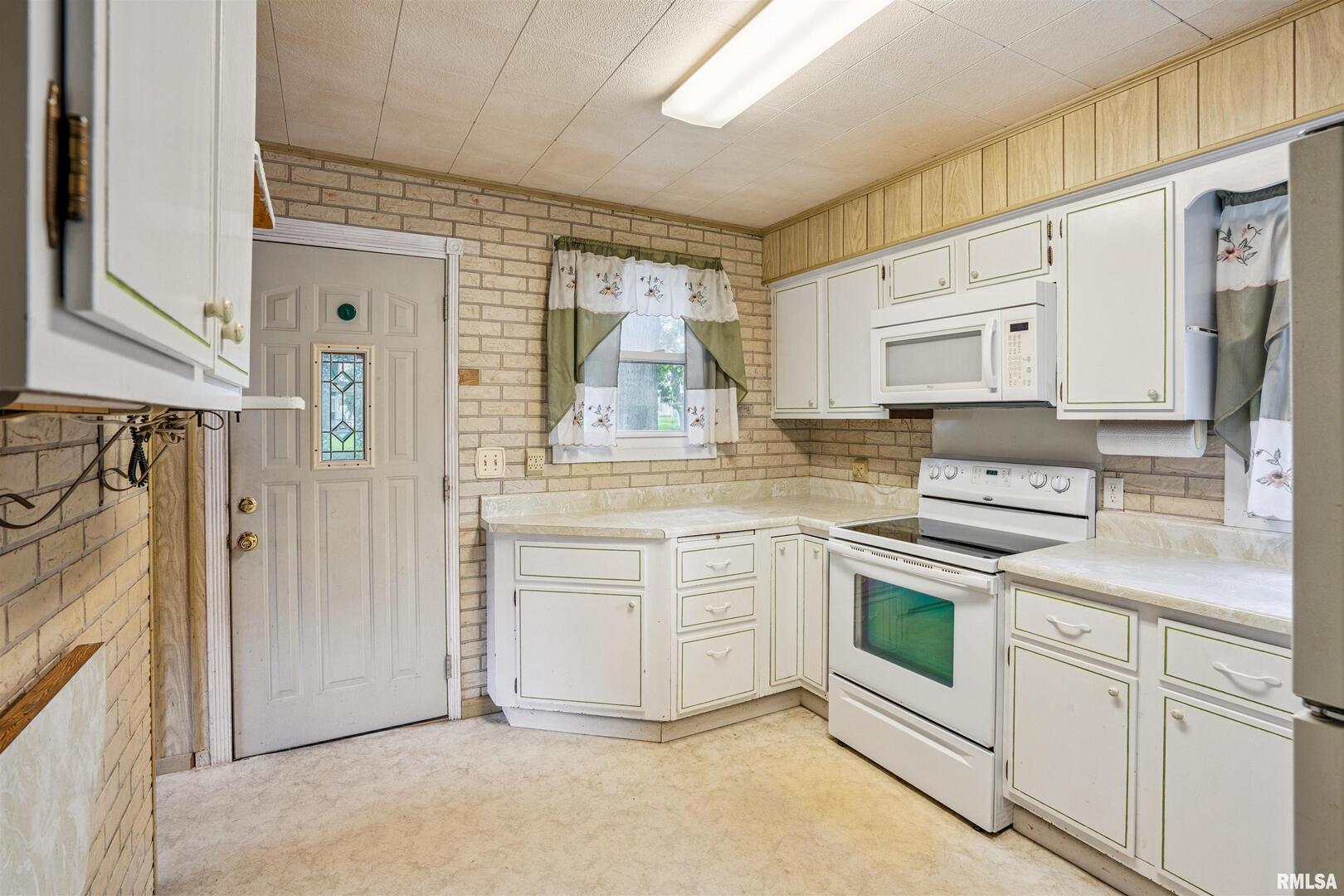 402 E PLEASANT Street